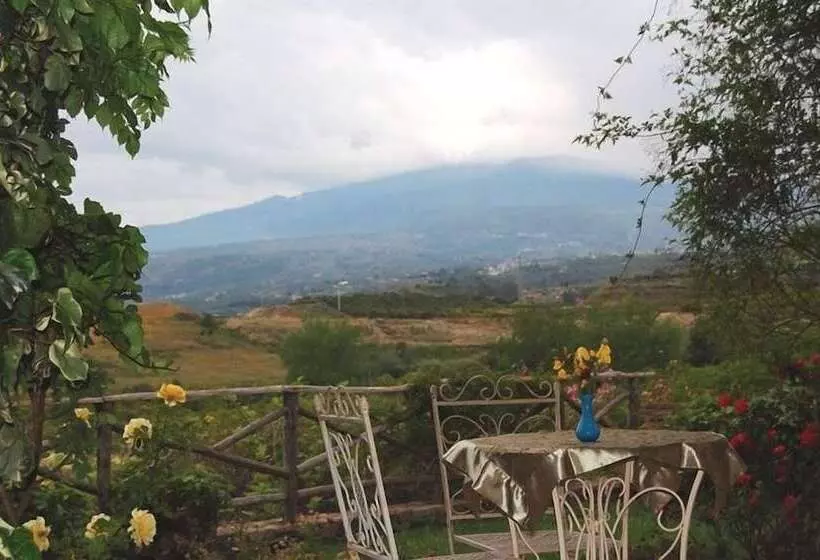 هتل Antico Borgo Etneo Agriturismo