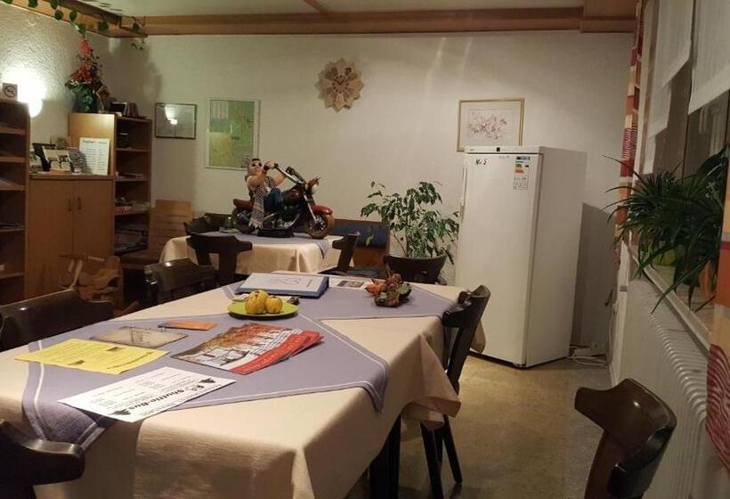 Bed and Breakfast Pension Eichschmid / Röll´n Biergarten