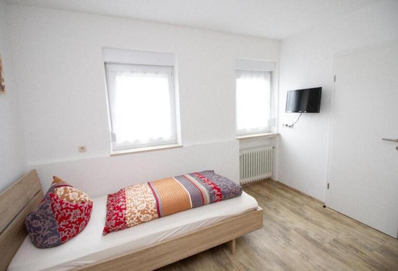 Bed and Breakfast Pension Eichschmid / Röll´n Biergarten