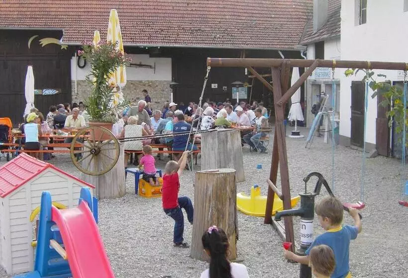 Bed and Breakfast Pension Eichschmid / Röll´n Biergarten