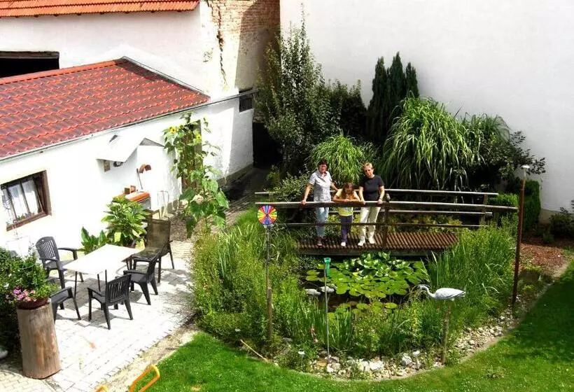 Bed and Breakfast Pension Eichschmid / Röll´n Biergarten