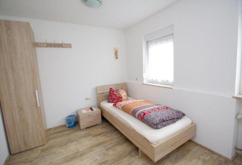 Bed and Breakfast Pension Eichschmid / Röll´n Biergarten