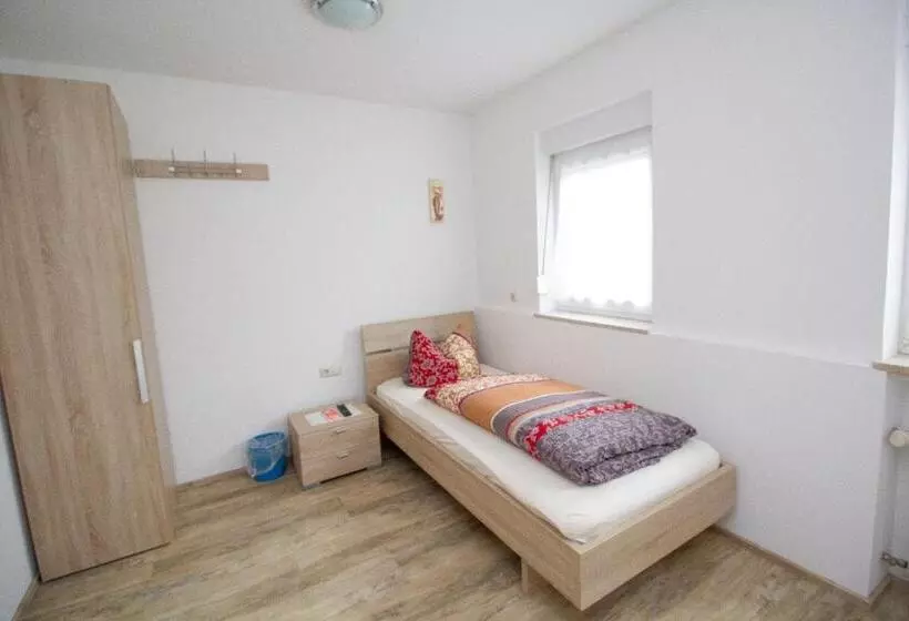 Bed and Breakfast Pension Eichschmid / Röll´n Biergarten