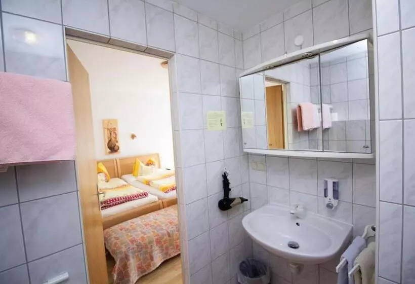 Bed and Breakfast Pension Eichschmid / Röll´n Biergarten