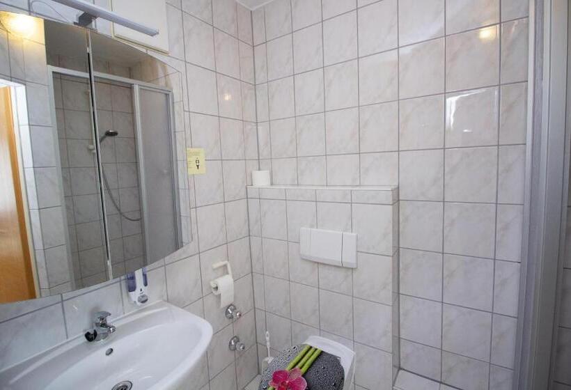 Bed and Breakfast Pension Eichschmid / Röll´n Biergarten