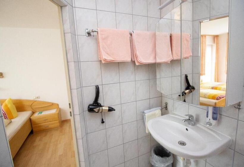 Bed and Breakfast Pension Eichschmid / Röll´n Biergarten