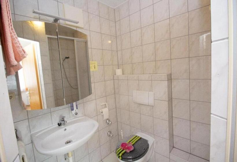 Bed and Breakfast Pension Eichschmid / Röll´n Biergarten