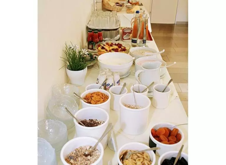 Hotelli Biederstein Am Englischen Garten