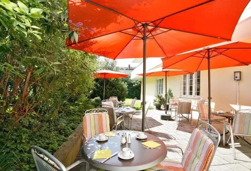 Hotelli Biederstein Am Englischen Garten