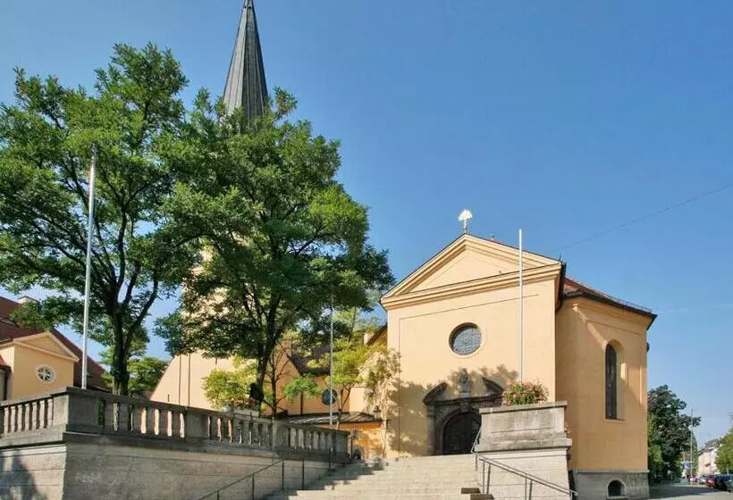 Hotelli Biederstein Am Englischen Garten