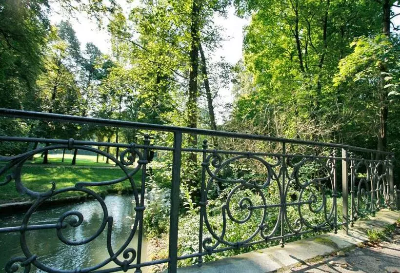 Hotelli Biederstein Am Englischen Garten