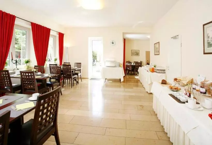 Hotelli Biederstein Am Englischen Garten