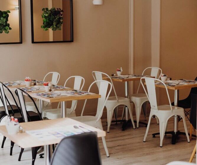 Отель L Hôtel Bristol