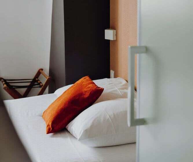 Отель L Hôtel Bristol