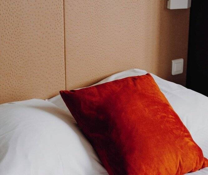 Отель L Hôtel Bristol