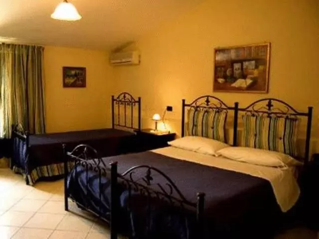 Hotelli Tavernola  Locanda Di Campagna