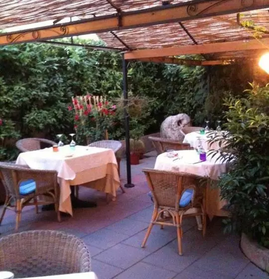 Hotelli Tavernola  Locanda Di Campagna