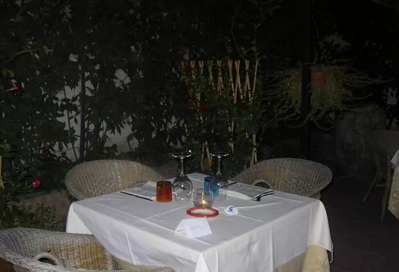 Hotelli Tavernola  Locanda Di Campagna