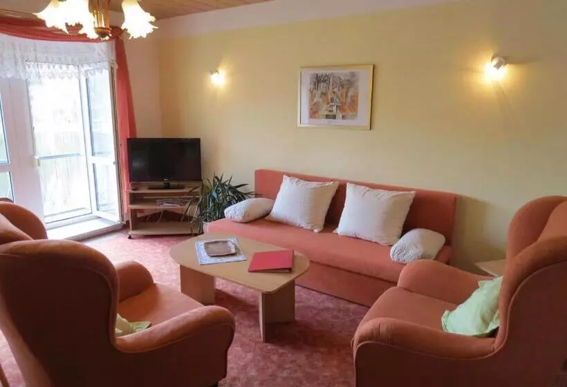 בית מלון כפרי Pension Schloss Miramar