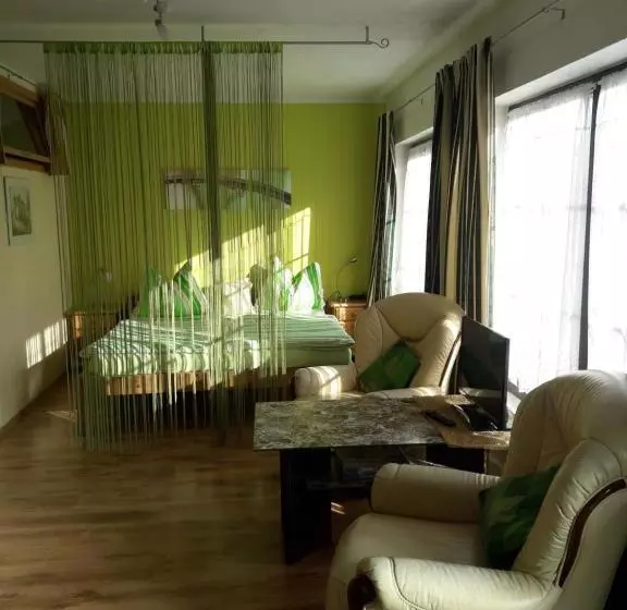 هتل Ferienwohnung Weingart Quedlinburg