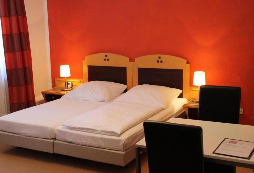 בית מלון כפרי Zum Lowen