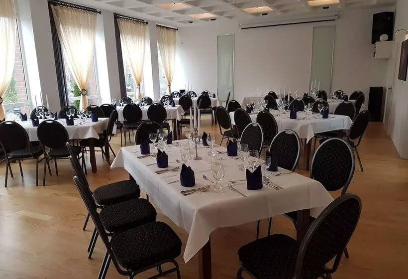 Отель Bennetts Restaurant Und