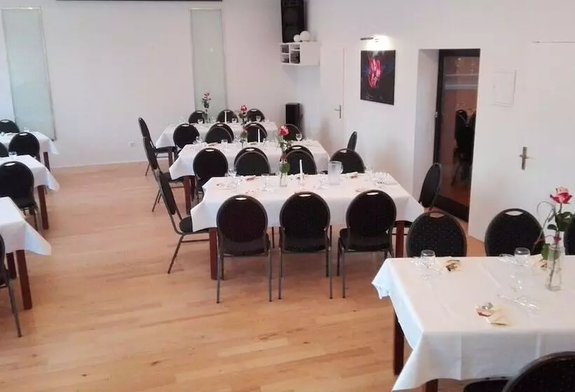 Отель Bennetts Restaurant Und