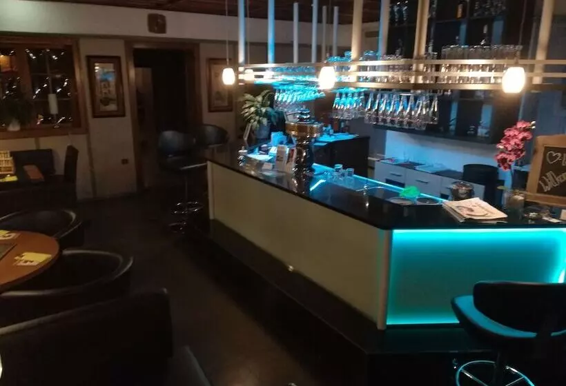 Отель Bennetts Restaurant Und