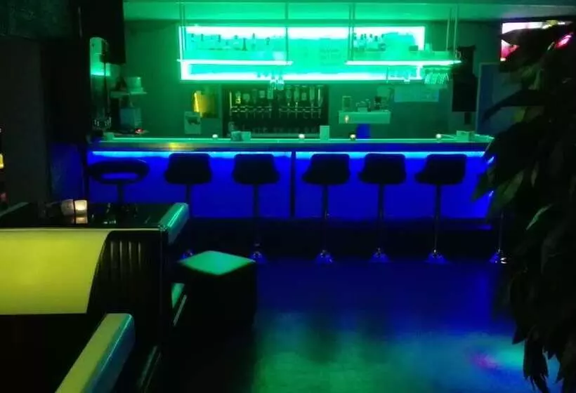 Отель Bennetts Restaurant Und