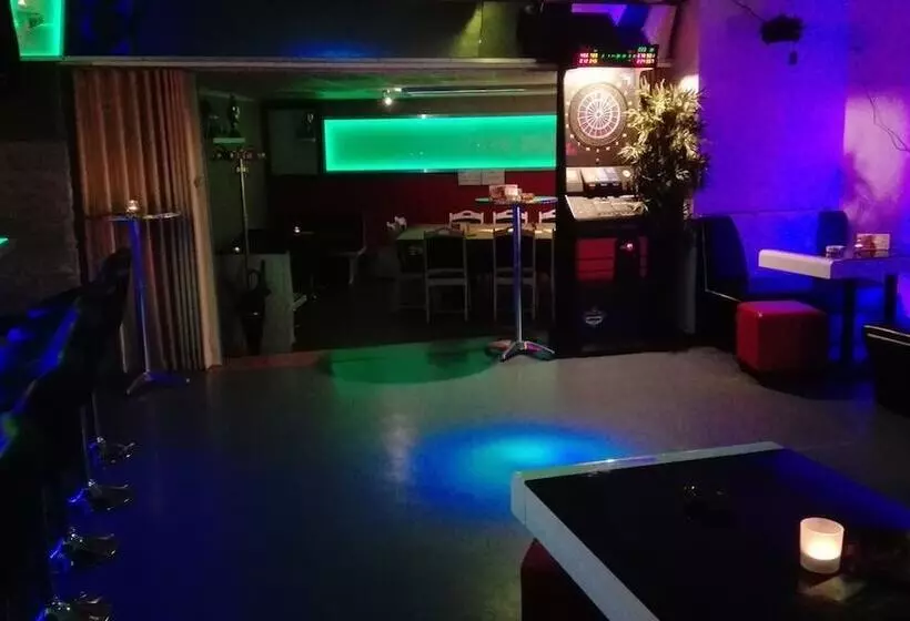 Отель Bennetts Restaurant Und