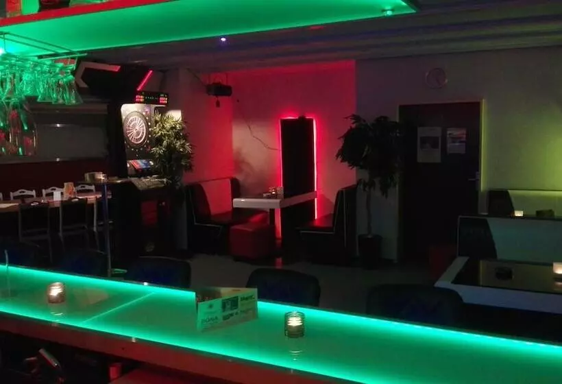 Отель Bennetts Restaurant Und