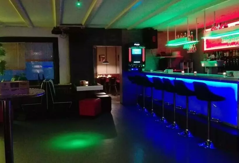 Отель Bennetts Restaurant Und