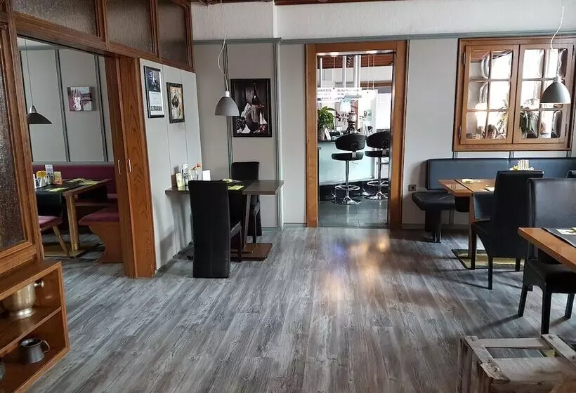 Отель Bennetts Restaurant Und