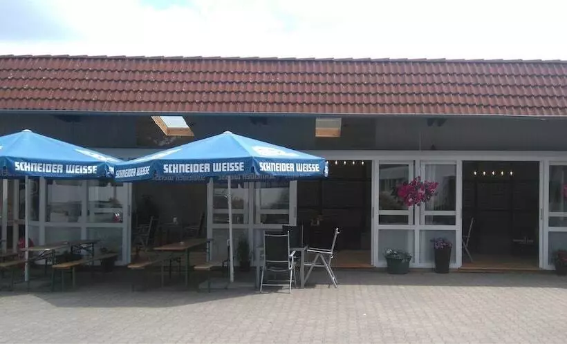 Отель Bennetts Restaurant Und