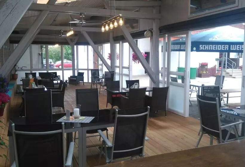 Отель Bennetts Restaurant Und