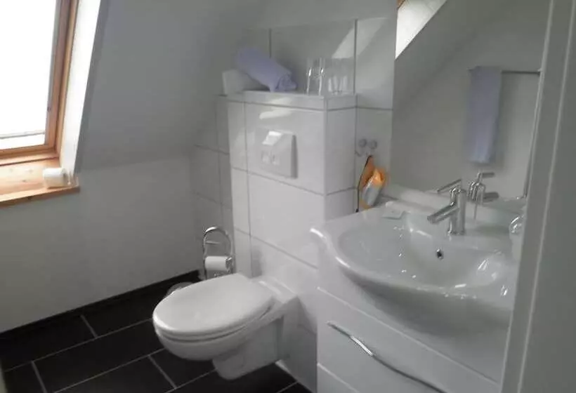 Отель Bennetts Restaurant Und