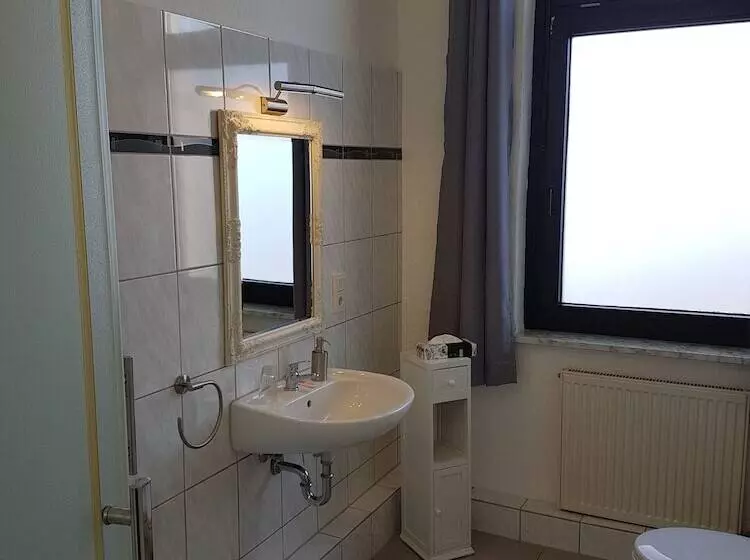 Отель Bennetts Restaurant Und