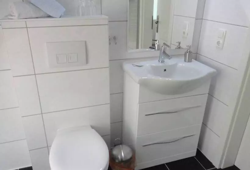 Отель Bennetts Restaurant Und