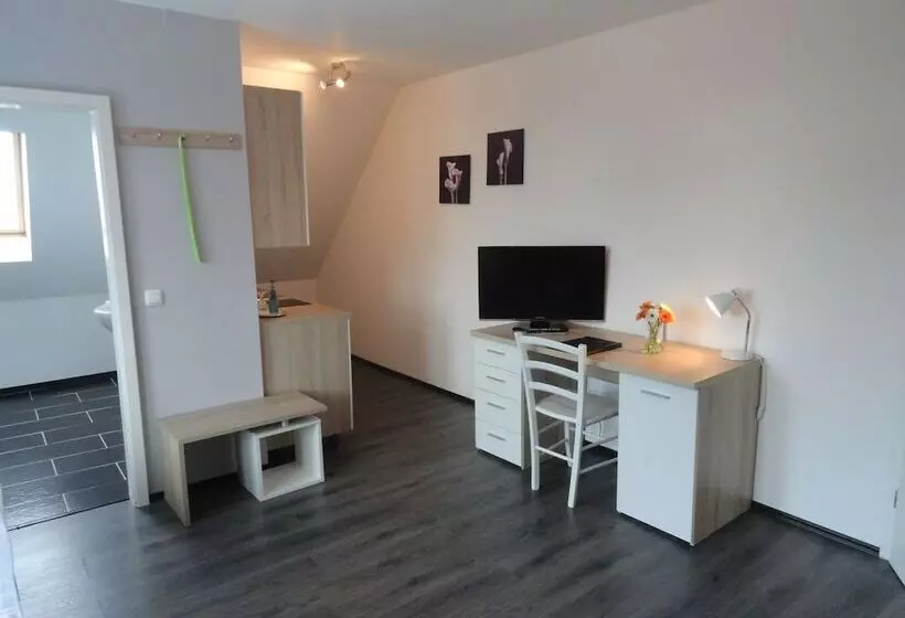 Отель Bennetts Restaurant Und