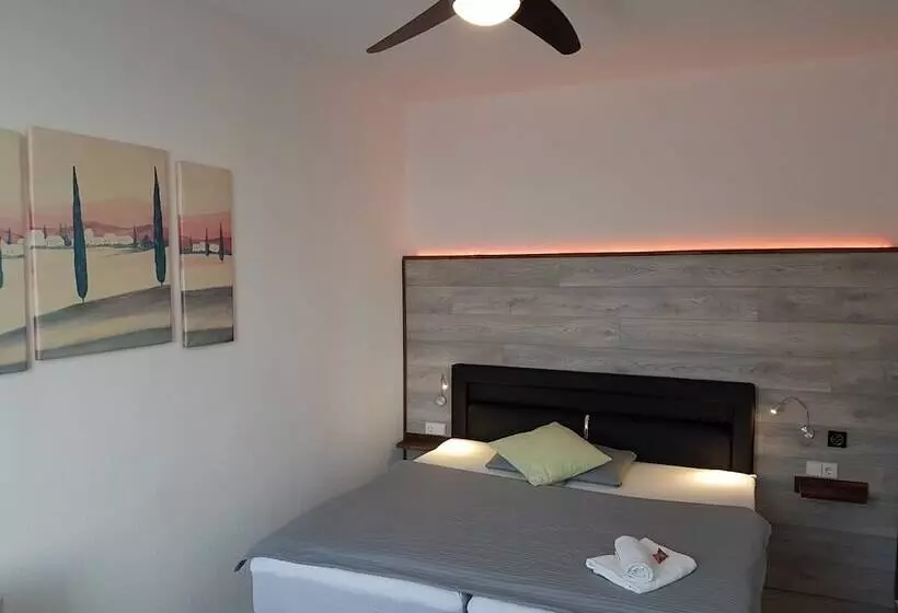 Отель Bennetts Restaurant Und