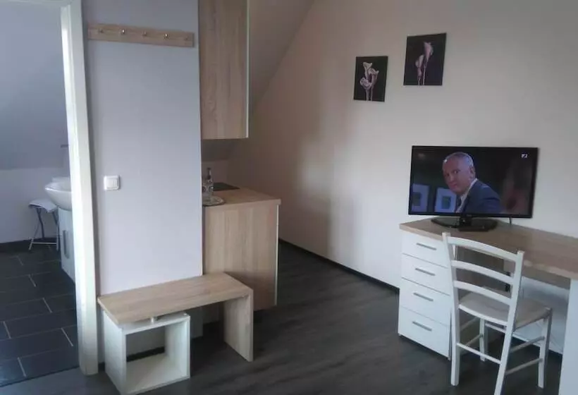 Отель Bennetts Restaurant Und