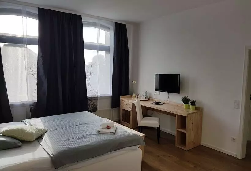 Отель Bennetts Restaurant Und