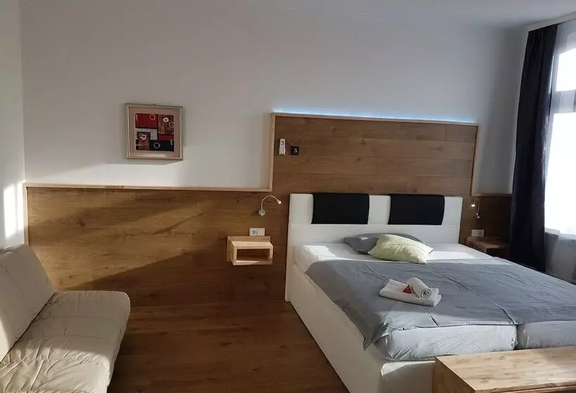 Отель Bennetts Restaurant Und