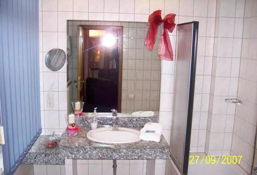 Отель Drei Rosen Ohg Regina & Hans   Peter Faßbinder