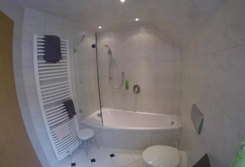 膳宿费 Zum Wasserfall Garni