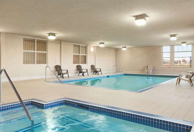 هتل Days Inn & Suites By Wyndham Edmonton Airport