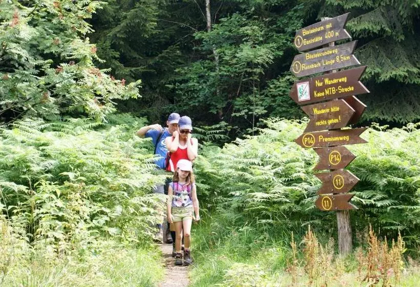 Dorf Gut Hotel Zur Warte