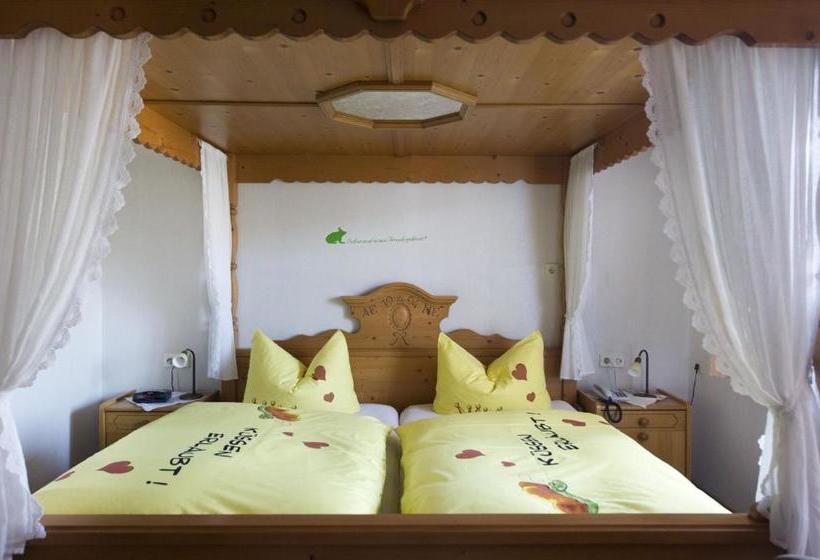 Dorf Gut Hotel Zur Warte