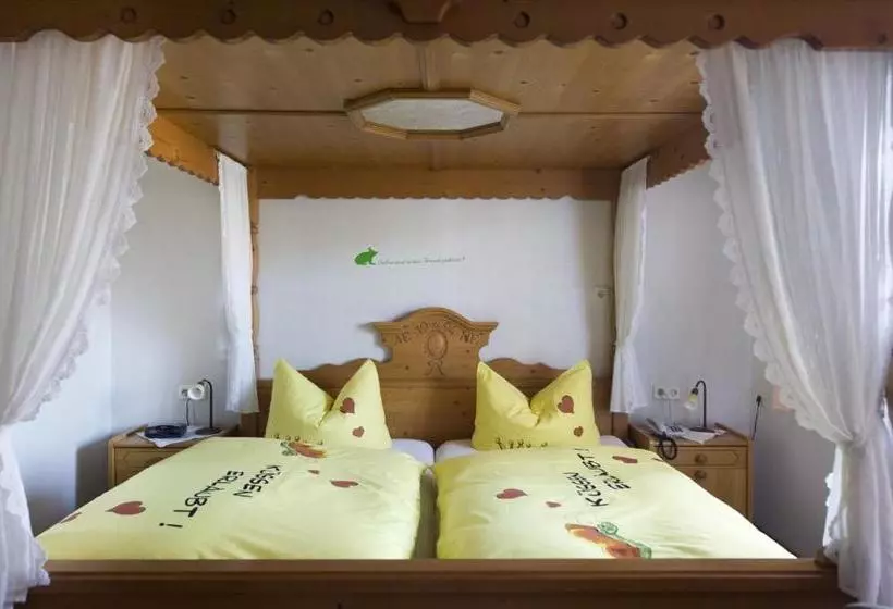 Dorf Gut Hotel Zur Warte