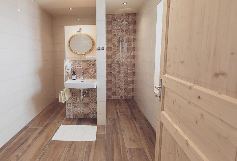 펜션 Gasthof Eberhard   Hof, Wirtshaus & Herberge